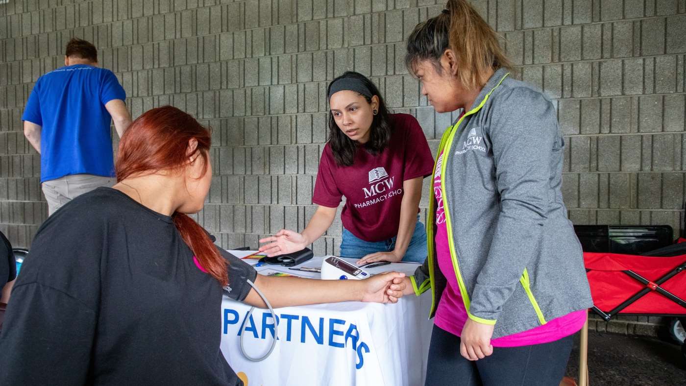 Yerandy Rosas-Garcia, MCW PharmD Candidate, participating in health screening