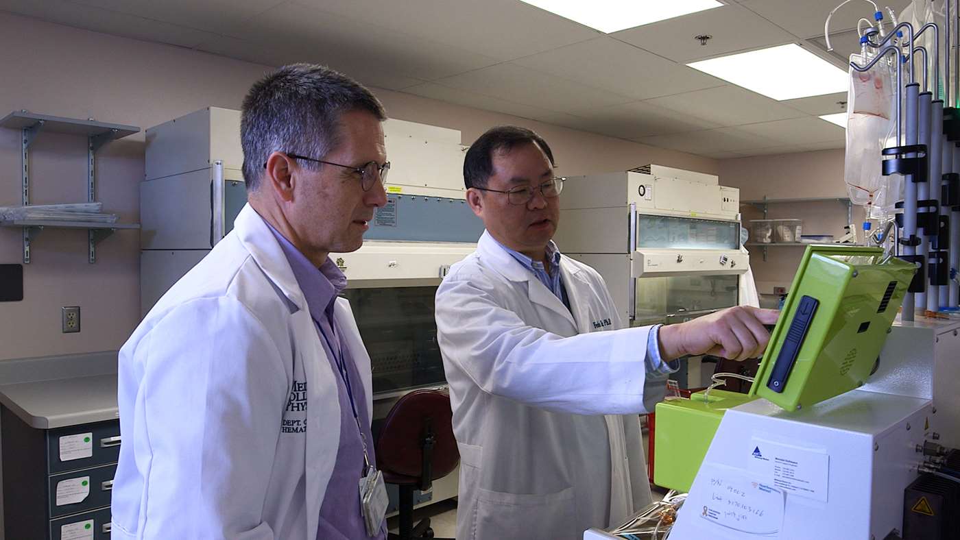 Bryon Johnson, PhD and Fenlu Zu, PhD in Lymphocyte Propogation Lab