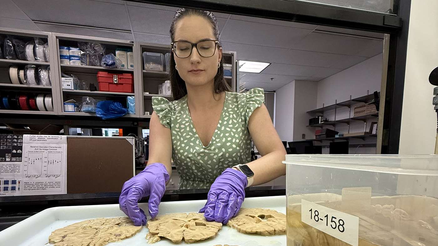 Aleksandra Winiarz working in the lab