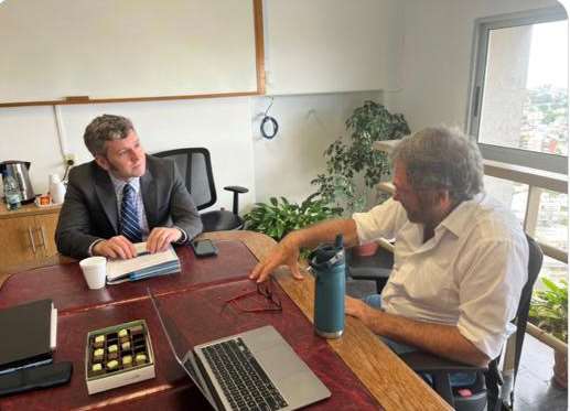 Dr. Michael Malinowski talks with UdelaR GME director