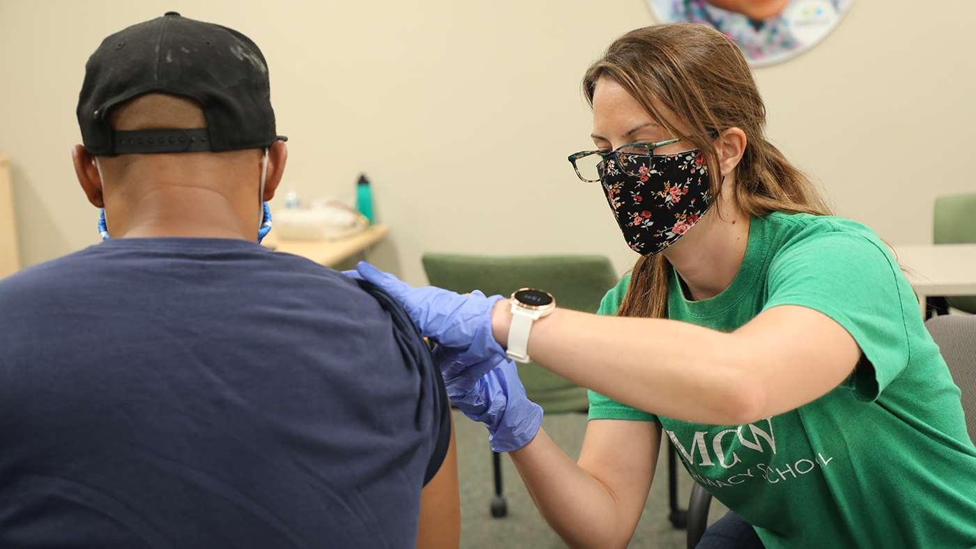 Dr. Jessica Barazowski, a first-year resident through the MCW School of Pharmacy’s new community-based residency program, administers a COVID-19 vaccination at a local clinic.