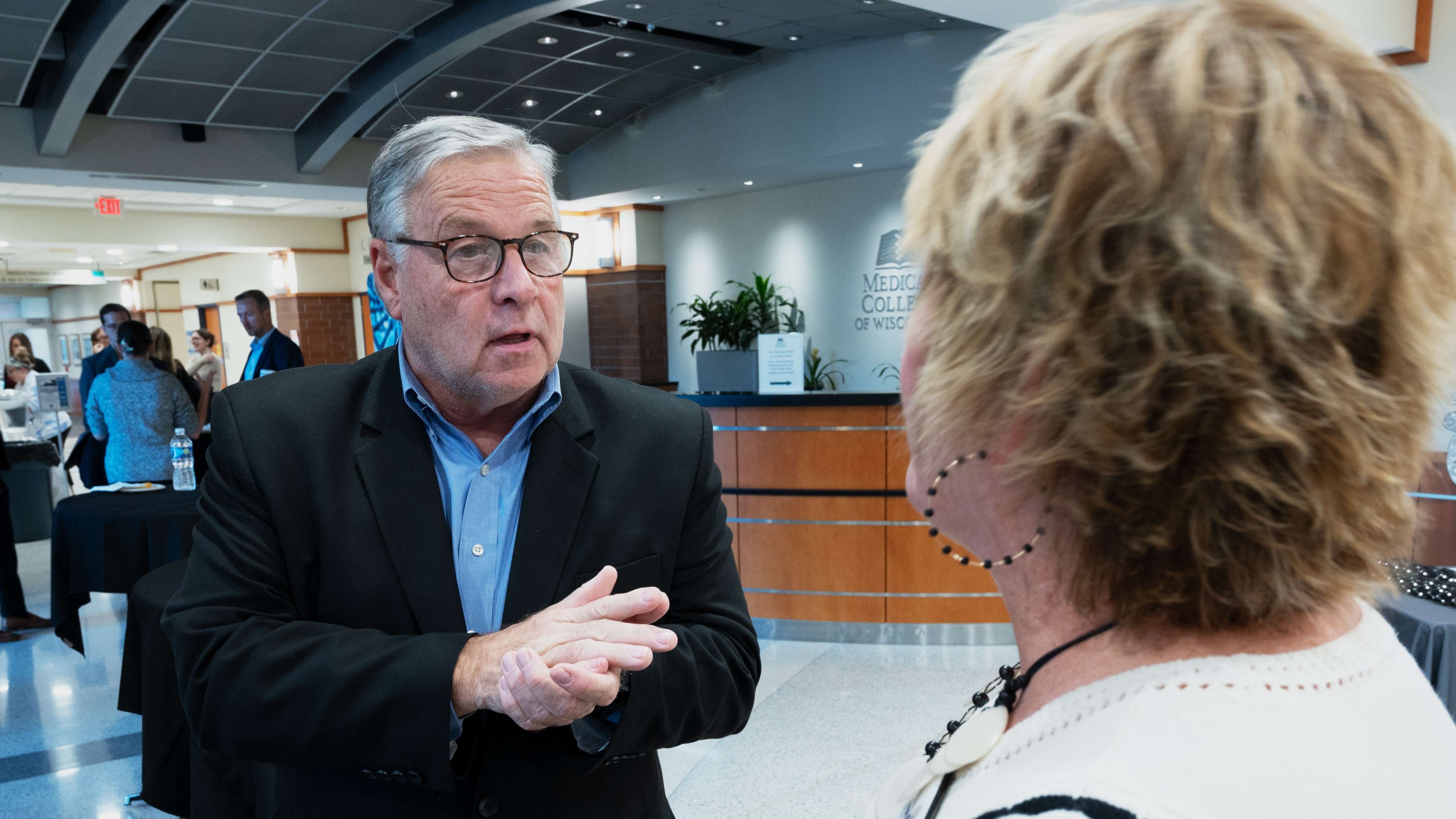 Steve Scaffidi talking with Kerry Hughes at Rare Storytellers event.