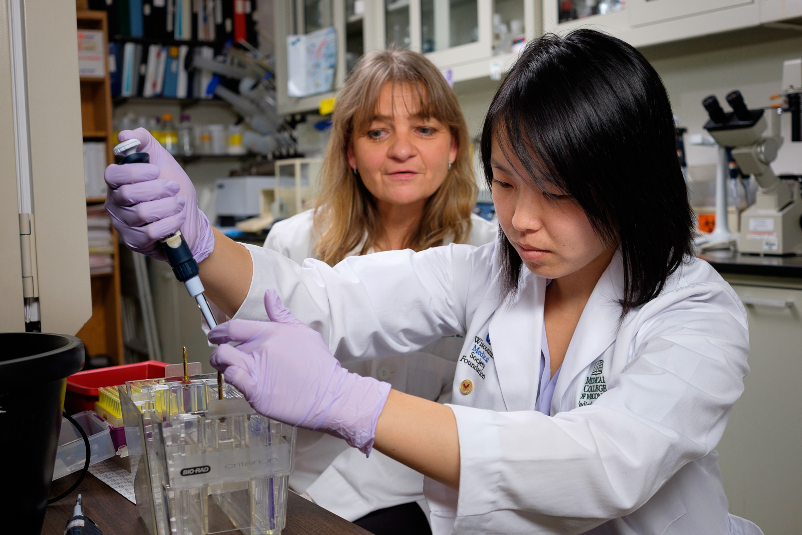 female_lab_researchers