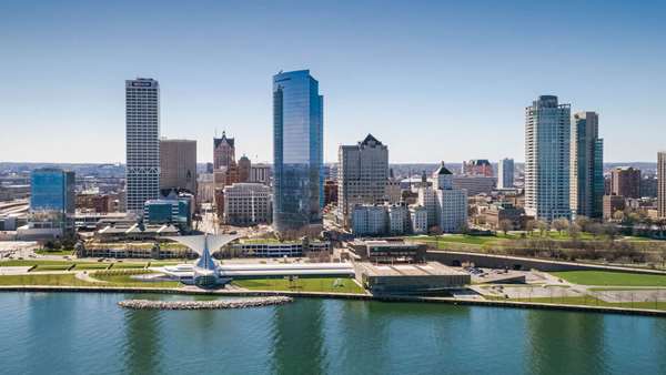 Milwaukee skyline photo by © 2019 VISIT Milwaukee