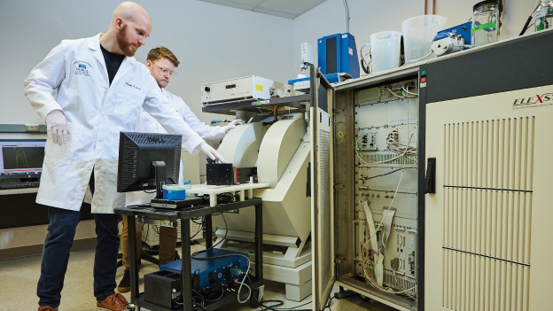 two students using an Elexsys EPR machine