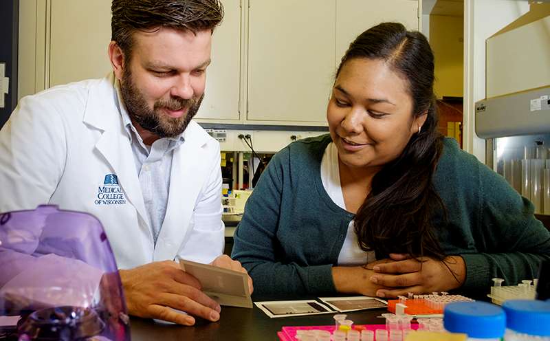 Aron Guerts Working with Student in Lab Picture