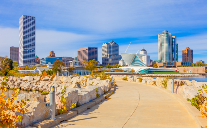 Milwaukee Art Museum_Image Card Walking path next to the lake leading to the Milwaukee Art Museum.