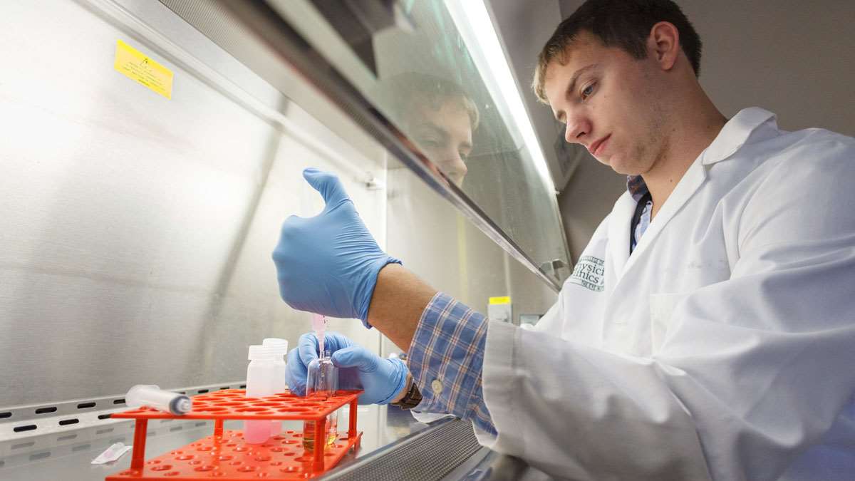 OGT researcher working in lab_Intro Component